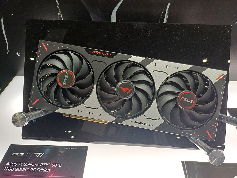 ASUS T1 GeForce RTX 5070 fotografiada por Striker9498 el 21 de mayo de 2026 · CC0 1.0. No es una unidad probada por Para Tu Rato ni el modelo Gigabyte del precio citado.